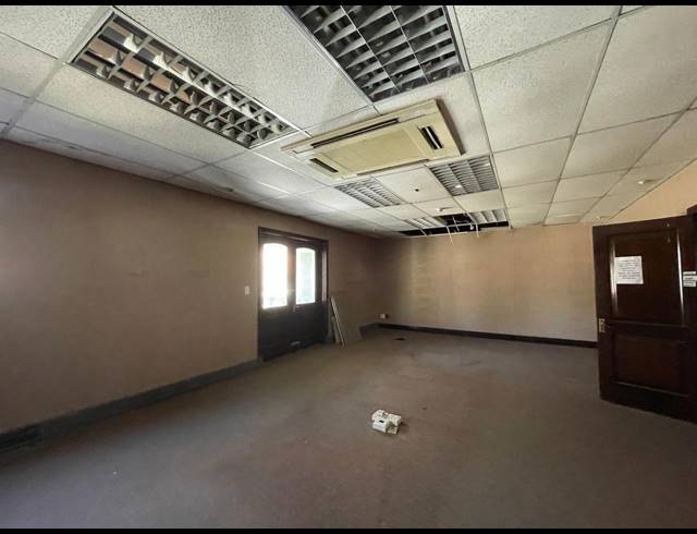 1,430M² OFFICE FOR SALE IN BRYANSTON